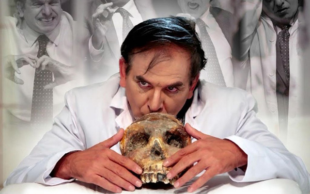 Héctor Manrique interpreta a Edmundo Chirinos en “Sangre en el diván”, obra que regresa al Centro Cultural Chacao para sus últimas funciones de 2025.