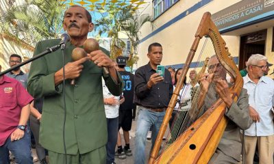 artistas en pleno acto, destacando la energía y emoción del festival.