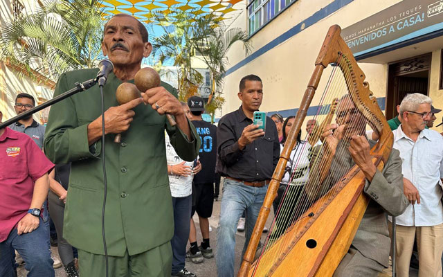 artistas en pleno acto, destacando la energía y emoción del festival.