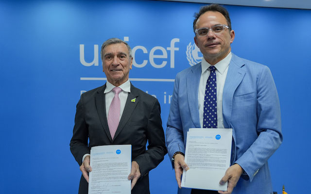 Firma del acuerdo entre UNICEF y FUNDALASER. Representantes destacan el compromiso por la infancia venezolana.