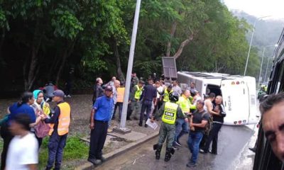 Once heridos tras volcamiento de autobús en la autopista Gran Mariscal