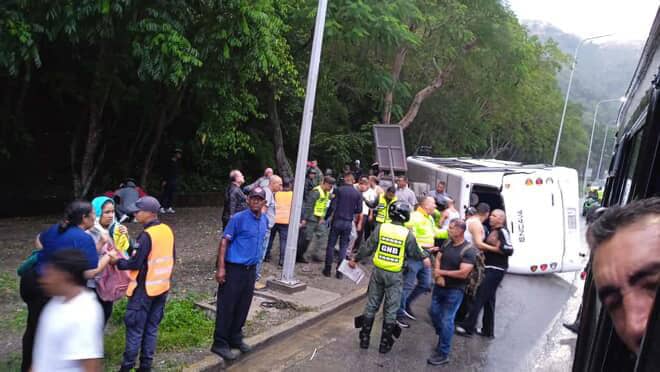 Once heridos tras volcamiento de autobús en la autopista Gran Mariscal