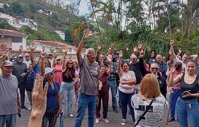 Vecinos del sector La Perita durante la asamblea del 26 de octubre, donde aprobaron la nueva modalidad para el suministro de gas doméstico.