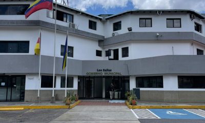 Comerciantes en Los Salias presentando sus declaraciones fiscales.