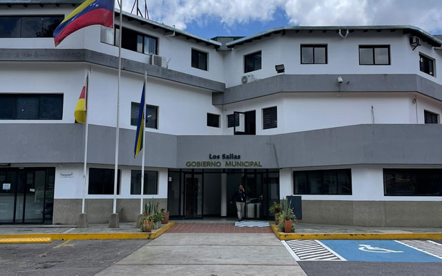 Comerciantes en Los Salias presentando sus declaraciones fiscales.