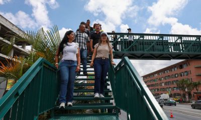 Inauguración de la pasarela rehabilitada que une Carrizal y Los Salias, un progreso significativo en la inversión en infraestructura pública.