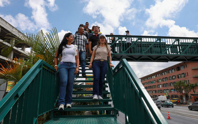 Inauguración de la pasarela rehabilitada que une Carrizal y Los Salias, un progreso significativo en la inversión en infraestructura pública.