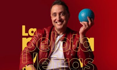 Andrés López interactuando con el público durante una de sus presentaciones. |