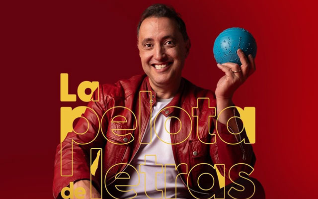 Andrés López interactuando con el público durante una de sus presentaciones. |