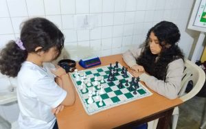Camila Orellana y Ángel García reciben sus medallas tras ganar las finales de ajedrez infantil en los Juegos Comunales Guaicaipuro 2025