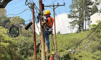 Personal de la Alcaldía y empresas de telecomunicaciones trabajando en la calle Bolívar.