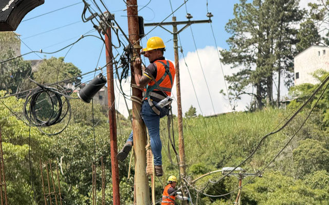 Personal de la Alcaldía y empresas de telecomunicaciones trabajando en la calle Bolívar.