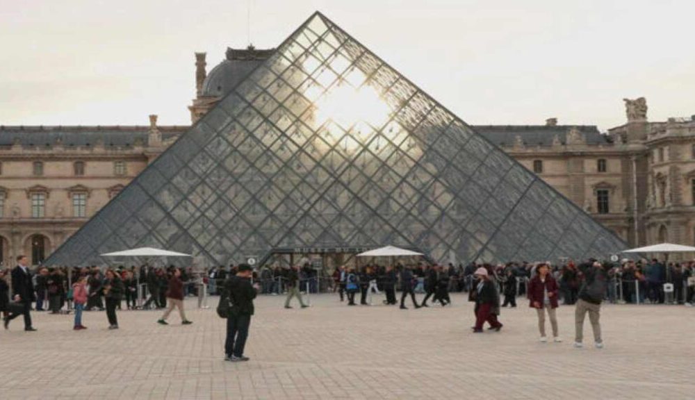 Louvre reabre al público tras robo de 88 millones de euros