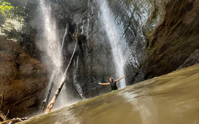 Cascada principal de los Saltos de La Llovizna, en Guaicaipuro, un destino natural que deslumbra por su belleza y energía vital.