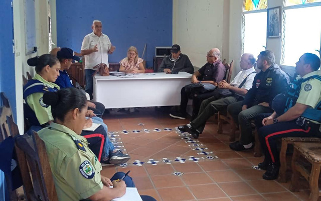 Transportistas de Los Salias y autoridades locales durante la reunión que definió el respeto al pasaje mínimo y los beneficios para adultos mayores.
