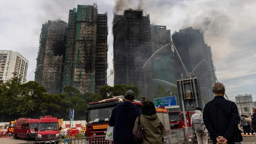 Ascienden a 128 los fallecidos por incendio en complejo residencial en China