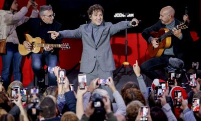 David Bisbal comparte un momento con sus seguidores durante el recorrido inaugural del Tren de la Navidad en Madrid.