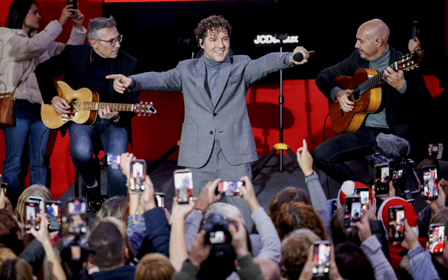 David Bisbal comparte un momento con sus seguidores durante el recorrido inaugural del Tren de la Navidad en Madrid.