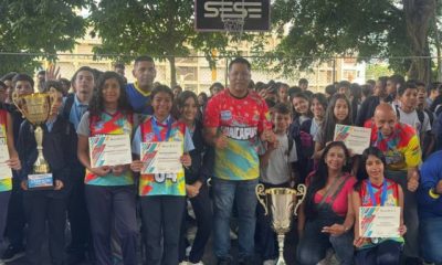 entrega de medallas en la U.E.E. Taller General Rafael Urdaneta, donde se celebró un emotivo reconocimiento a los atletas locales.