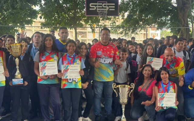 entrega de medallas en la U.E.E. Taller General Rafael Urdaneta, donde se celebró un emotivo reconocimiento a los atletas locales.