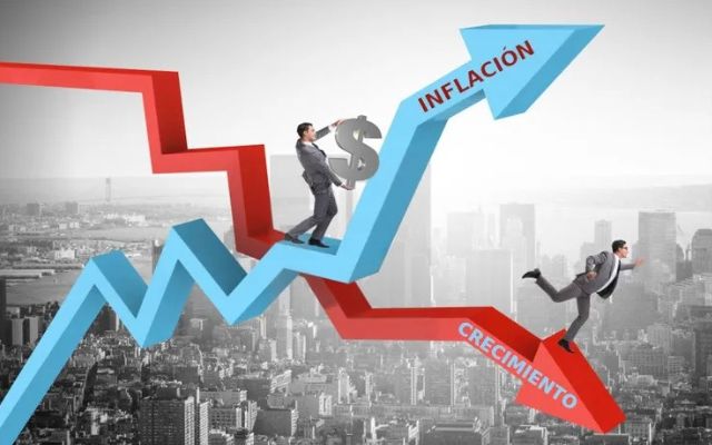 La estanflación se caracteriza por el estancamiento económico y una alta inflación.