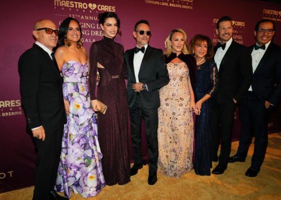 Perla Tamez Casasnovas en la gala de Maestro Cares, donde se reafirmó su compromiso con el empoderamiento femenino y el bienestar infantil.