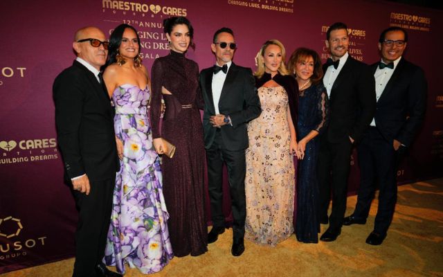 Perla Tamez Casasnovas en la gala de Maestro Cares, donde se reafirmó su compromiso con el empoderamiento femenino y el bienestar infantil.