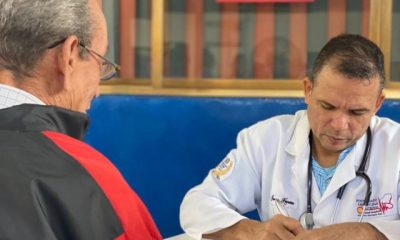 jornada médico asistencial en el Cuartel Central de los Bomberos de Miranda, mostrando a los médicos y voluntarios atendiendo a los beneficiarios.