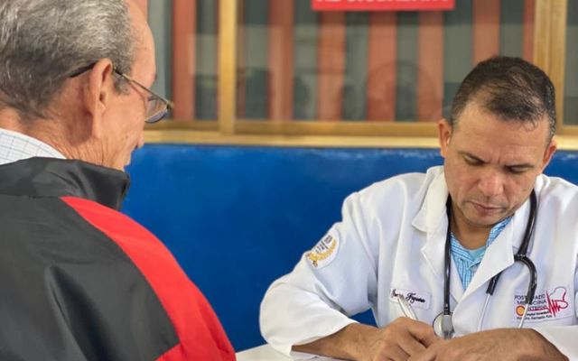 jornada médico asistencial en el Cuartel Central de los Bomberos de Miranda, mostrando a los médicos y voluntarios atendiendo a los beneficiarios.