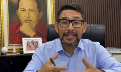 El alcalde Fraija firma el decreto que prohíbe la venta de fuegos artificiales.