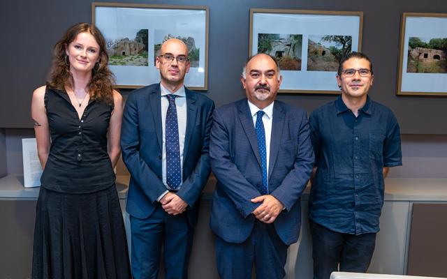 Las imágenes de la exposición ilustran la poderosa conexión entre Cerdeña y su historia contemporánea, rompiendo esquemas tradicionales.