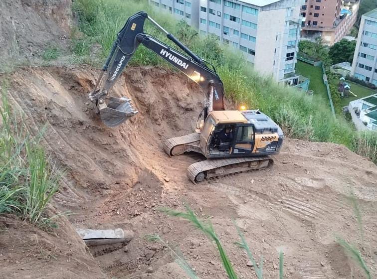 Hidrocapital repara tubería matriz rota en Lomas del Sol