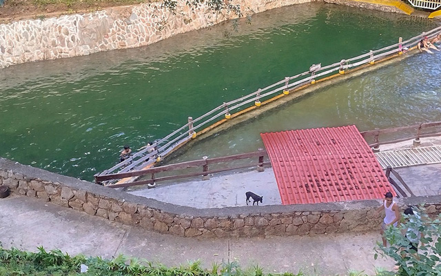 Piscinas naturales del Parque Tierra Blanca, alimentadas por el río y rodeadas de áreas verdes en el estado Guárico.