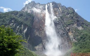 El Salto Ángel, en el estado Bolívar, es la cascada más alta del mundo y uno de los íconos naturales de Venezuela.