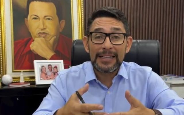 El alcalde Fraija firma el decreto que prohíbe la venta de fuegos artificiales.