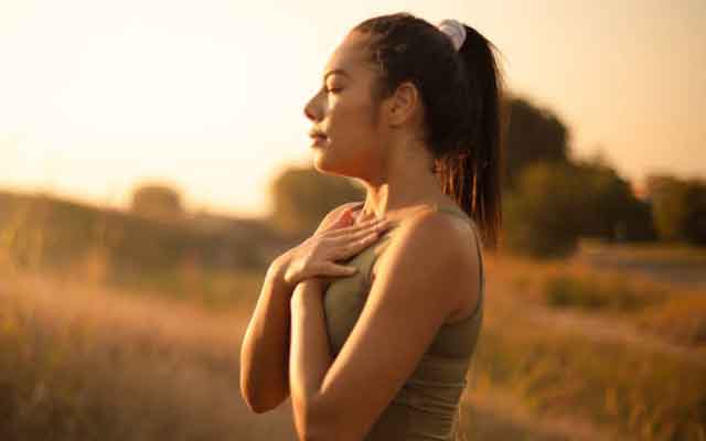 El autoconocimiento profundo invita a una comprensión integral del ser, más allá de la personalidad y el carácter.