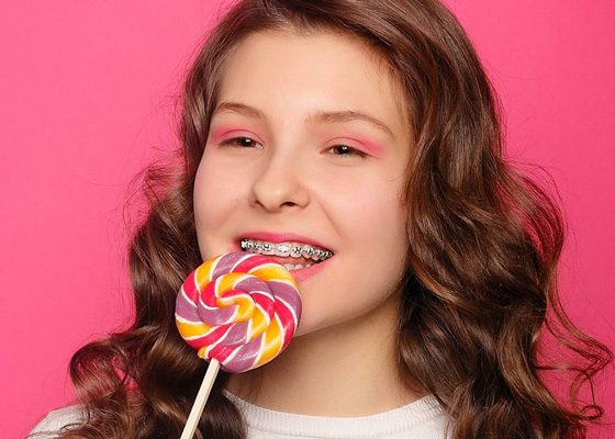 Los cuidados en Navidad permiten disfrutar de dulces y reuniones sin comprometer los brackets ni la salud dental.