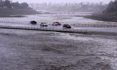 Vehículos permanecen detenidos en la autopista I-15 tras las inundaciones provocadas por intensas lluvias en el sur de California.