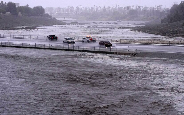 Vehículos permanecen detenidos en la autopista I-15 tras las inundaciones provocadas por intensas lluvias en el sur de California.