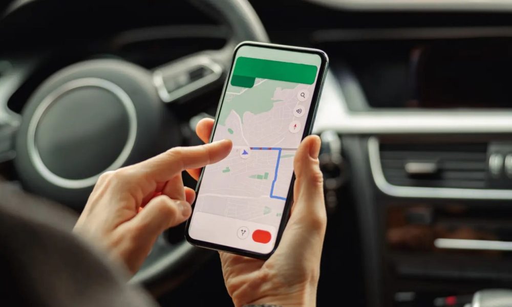 Conductor ajusta el tipo de motor en la sección de opciones de ruta de Google Maps antes de iniciar un viaje por carretera.