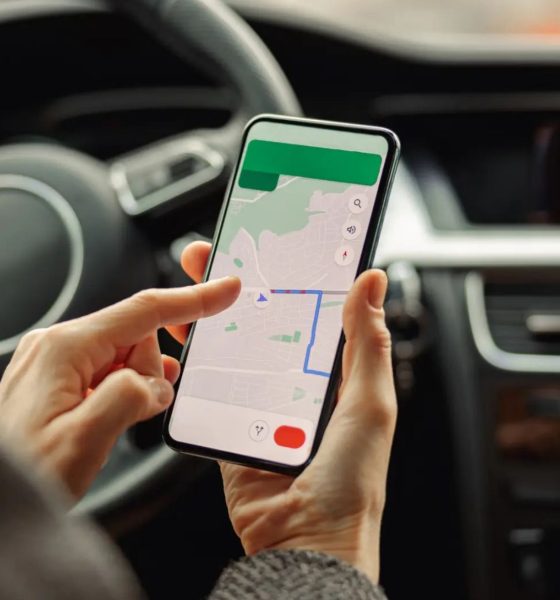 Conductor ajusta el tipo de motor en la sección de opciones de ruta de Google Maps antes de iniciar un viaje por carretera.