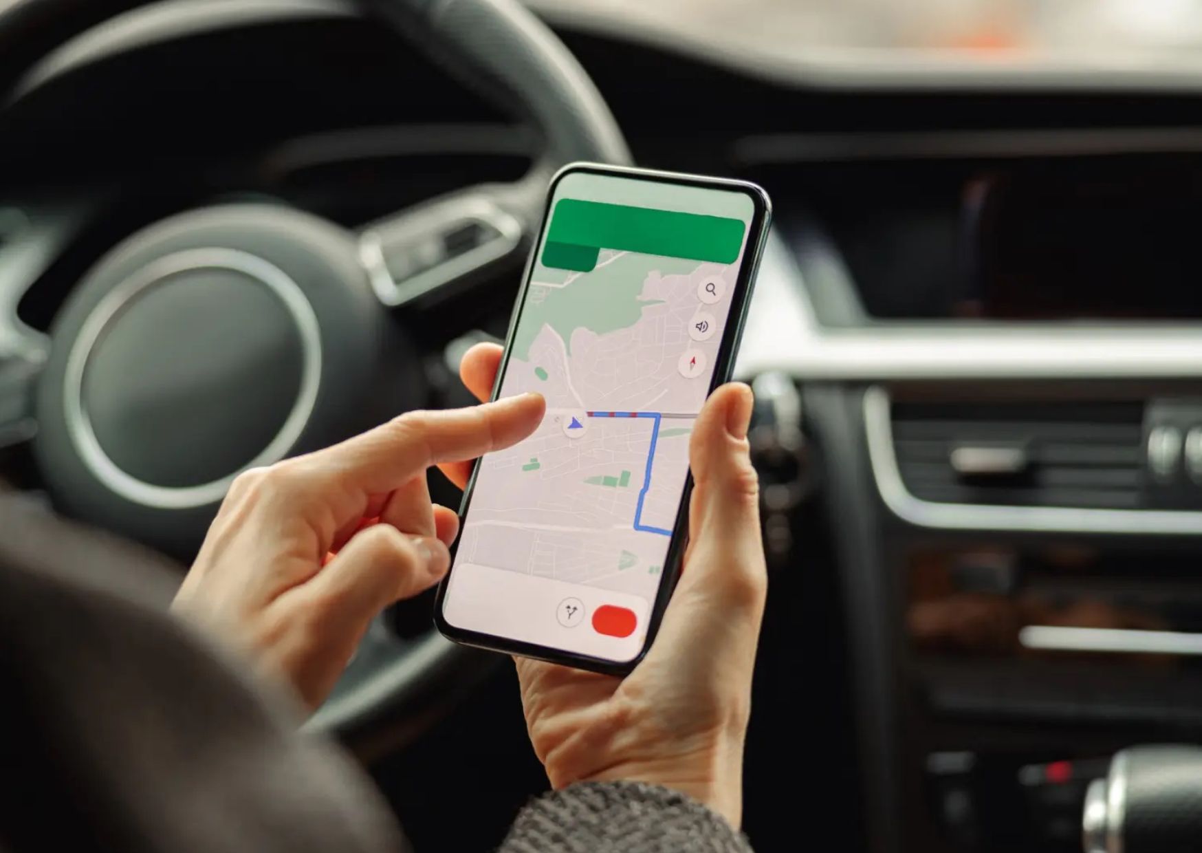 Conductor ajusta el tipo de motor en la sección de opciones de ruta de Google Maps antes de iniciar un viaje por carretera.