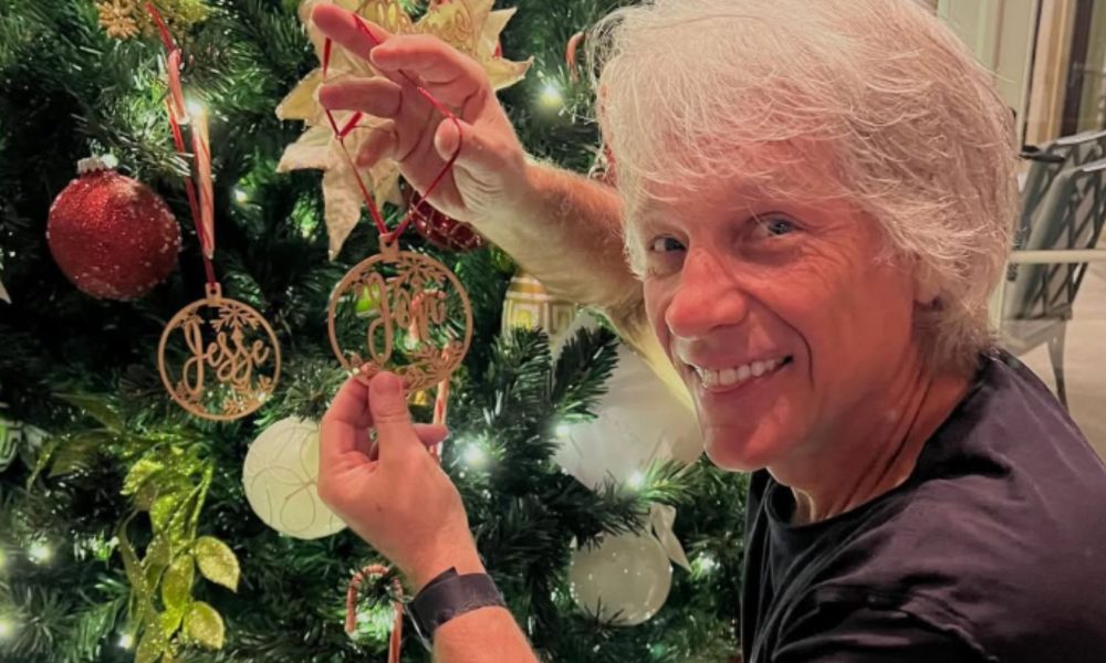 Decoraciones navideñas personalizadas en el árbol de Jon Bon Jovi.