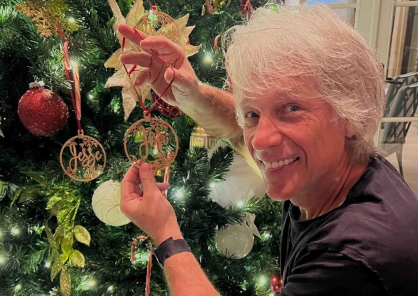 Decoraciones navideñas personalizadas en el árbol de Jon Bon Jovi.