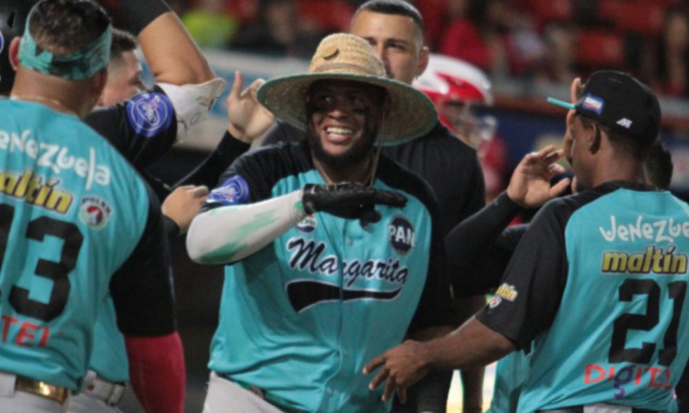 Los Bravos de Margarita celebrando una victoria en el estadio.