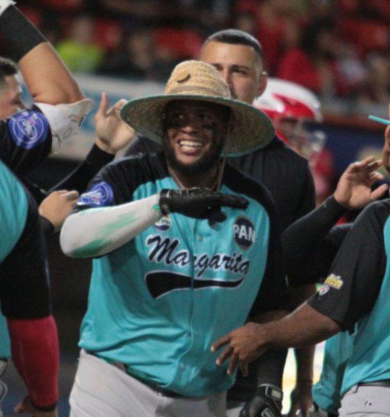 Los Bravos de Margarita celebrando una victoria en el estadio.