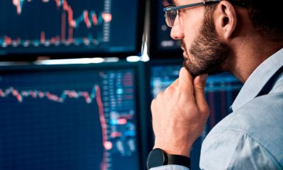 Inversionista informándose sobre las tendencias del mercado bursátil.