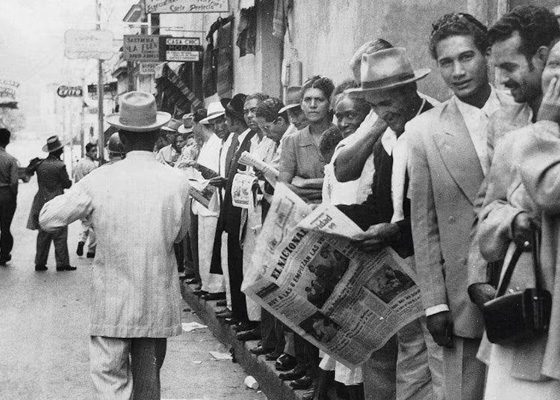 Militares venezolanos custodian centros de votación durante las elecciones de 1952, previas al desconocimiento de los resultados.