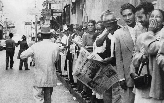 Militares venezolanos custodian centros de votación durante las elecciones de 1952, previas al desconocimiento de los resultados.