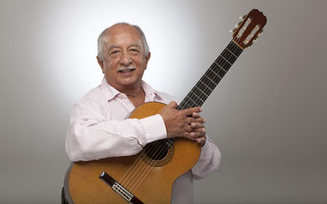 Músicos venezolanos interpretan aguinaldos y parrandas en el concierto navideño gratuito del Centro Médico Docente Los Altos este 18 de diciembre en Carrizal, Miranda.